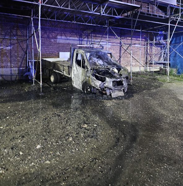Vollbrand eines Klein-LKW in Villach – Feuerwehr verhindert Gebäudebrand (Bild 2)